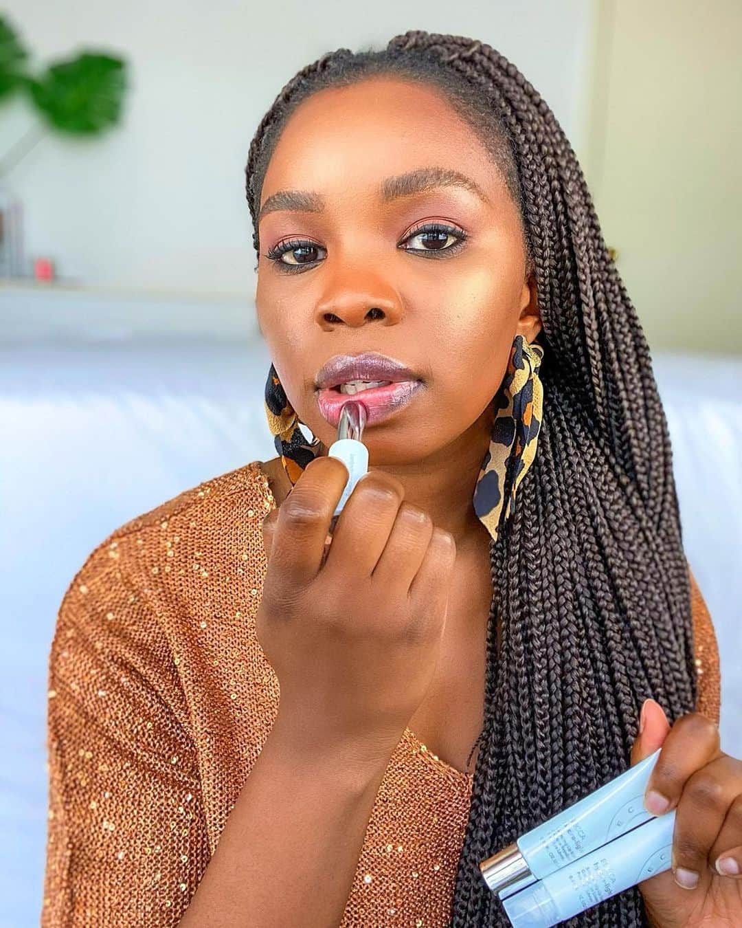 BECCAのインスタグラム：「Joy on her definition of beauty: “Beauty is undefined as I constantly find myself diving into my creative mind, searching for my own definition and what I find pushes me to love myself even more.” - @joyebenspiff   Joy finishes her lip care routine by applying Hydra-Light Plumping Lip Balm in Breeze after using Hydra-Light Smoothing Lip Scrub and Plumping Lip Mask. 💄💋」