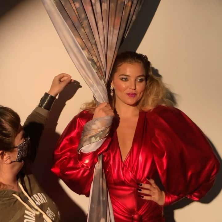 レイチェル・ヒルバートのインスタグラム：「Me on set 98% of the time. 🤷🏼‍♀️」