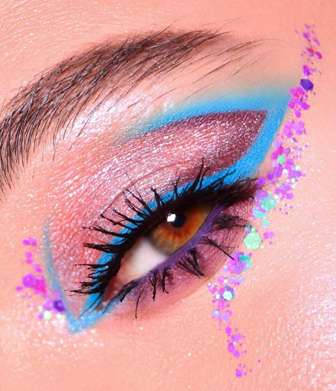 Jeffree Star Cosmeticsさんのインスタグラム写真 - (Jeffree Star CosmeticsInstagram)「Glitter Fantasy ✨ @elyana_lu created this beautiful eye with the help of our #BLUEBLOOD palette 🌟   #jeffreestarcosmetics」2月9日 1時10分 - jeffreestarcosmetics