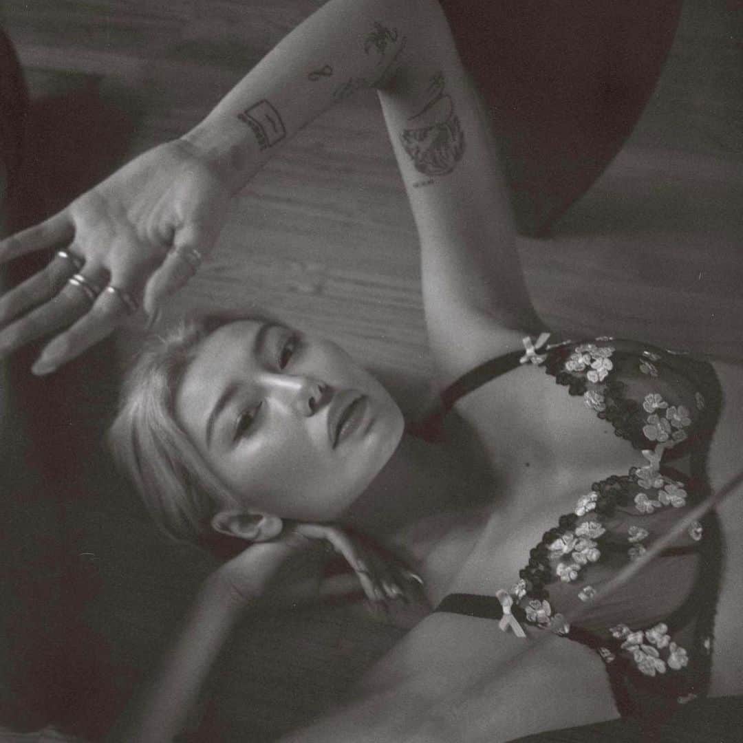 Agent Provocateurさんのインスタグラム写真 - (Agent ProvocateurInstagram)「This Is No Ordinary Love.  Photographer and director @amalie_gassmann steals away intimate moments at home in Bethanie, our new season floral appliquéd masterpiece and romantic fan favourite, Perdia.  Captured on film by partner @aidancullen1, together in LA.   #NoOrdinaryLove #NoOrdinaryLingerie #AgentProvocateur」2月9日 6時47分 - agentprovocateur