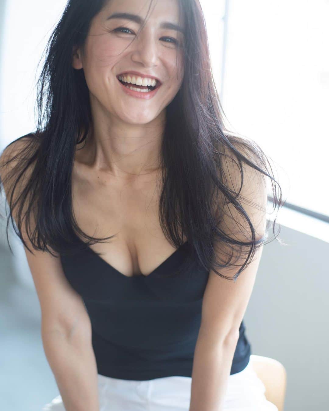 花盛友里のインスタグラム：「@veryweb.jp  雑誌veryにていろんなワークアウトの先生たちのポートレートを撮りました。 いろんな胸を鍛えるエクササイズを直接教えてもらってめっちゃくちゃ勉強になった一日。 この日に教えてもらった超簡単なエクササイズなんとなくずっと右だけやってたら（左がめんどくさかった笑）右だけ全然違うかなったー！！！うひょー！  左もやらんと、、」