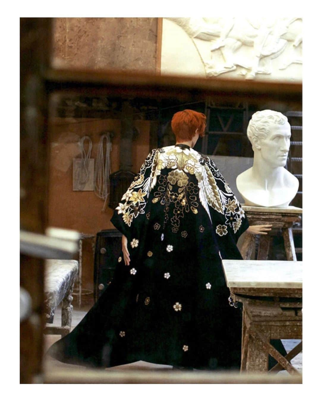 Valentinoさんのインスタグラム写真 - (ValentinoInstagram)「@auroratalaricoo was photographed for @marieclaireitalia in a floral embroidered coat from the #ValentinoDiary collection by Creative Director @pppiccioli.  Photographed by: @martabevacqua  Hair: Alessandro Squarzs Makeup: @miriamlangellotti   #ValentinoNewsstand」2月9日 6時44分 - maisonvalentino