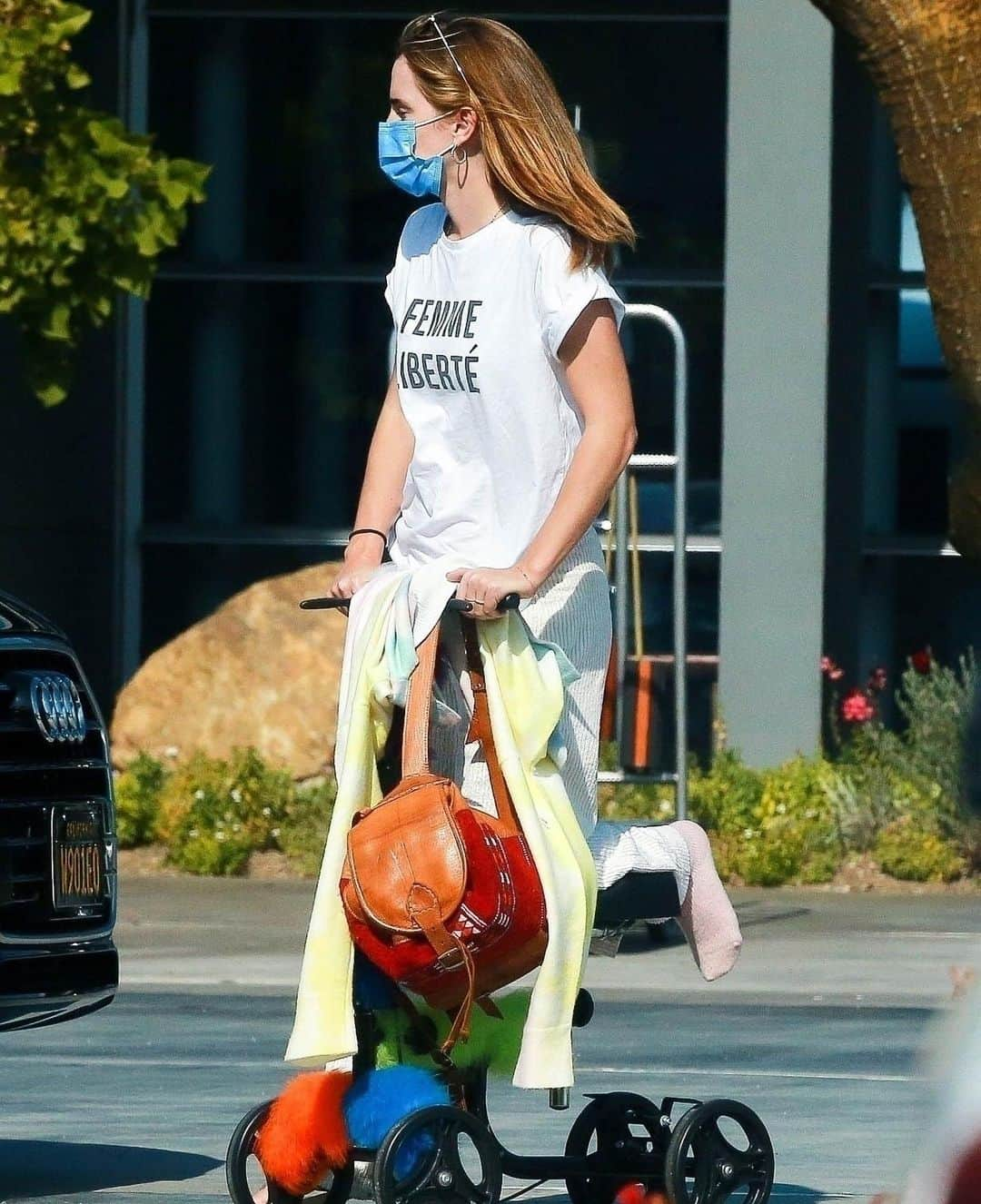 Just Jaredさんのインスタグラム写真 - (Just JaredInstagram)「Emma Watson - who appears to be injured on a scooter - hugs and kisses her boyfriend Leo Robinton in these new photos. Some fans noticed a modest ring on Emma’s left ring finger and wondered if the pair might have engagement news to share?! #EmmaWatson #LeoRobinton Photos: Backgrid」2月9日 6時46分 - justjared