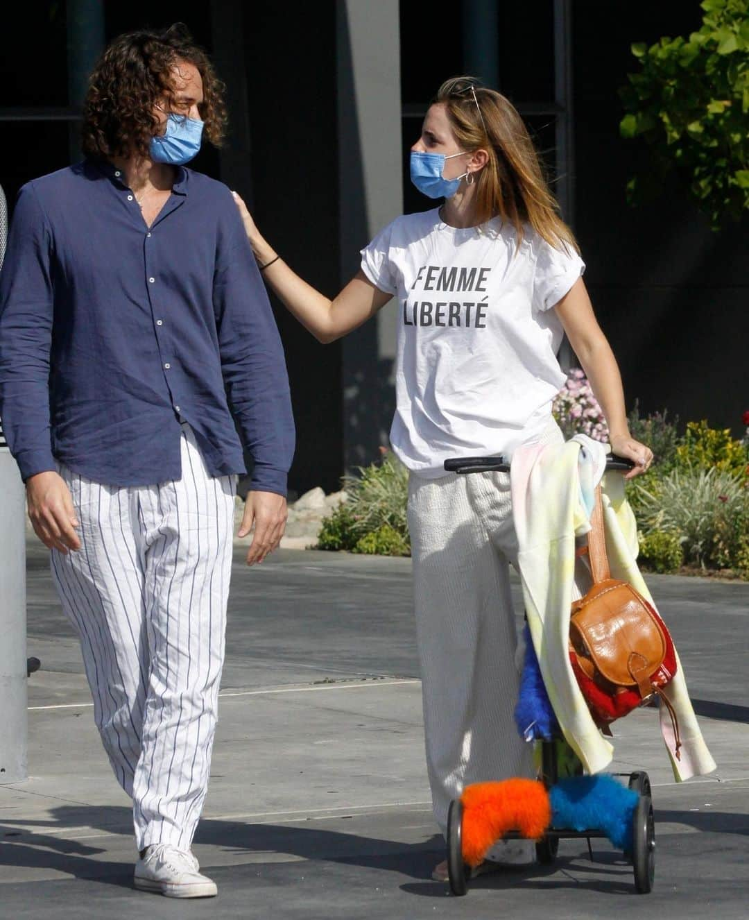 Just Jaredさんのインスタグラム写真 - (Just JaredInstagram)「Emma Watson - who appears to be injured on a scooter - hugs and kisses her boyfriend Leo Robinton in these new photos. Some fans noticed a modest ring on Emma’s left ring finger and wondered if the pair might have engagement news to share?! #EmmaWatson #LeoRobinton Photos: Backgrid」2月9日 6時46分 - justjared