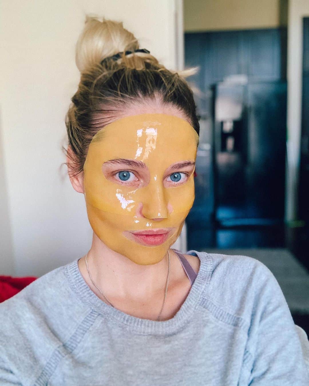 ジェネビーブ・モートンのインスタグラム：「Starting off Monday with a bit of self-care. I know a lot of my followers are men... so my question to you is, have you ever used a face mask and if so... which?」