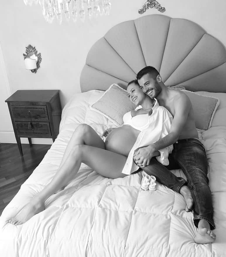 のインスタグラム：「Deseando verte ⏳😍 #babyLiam」