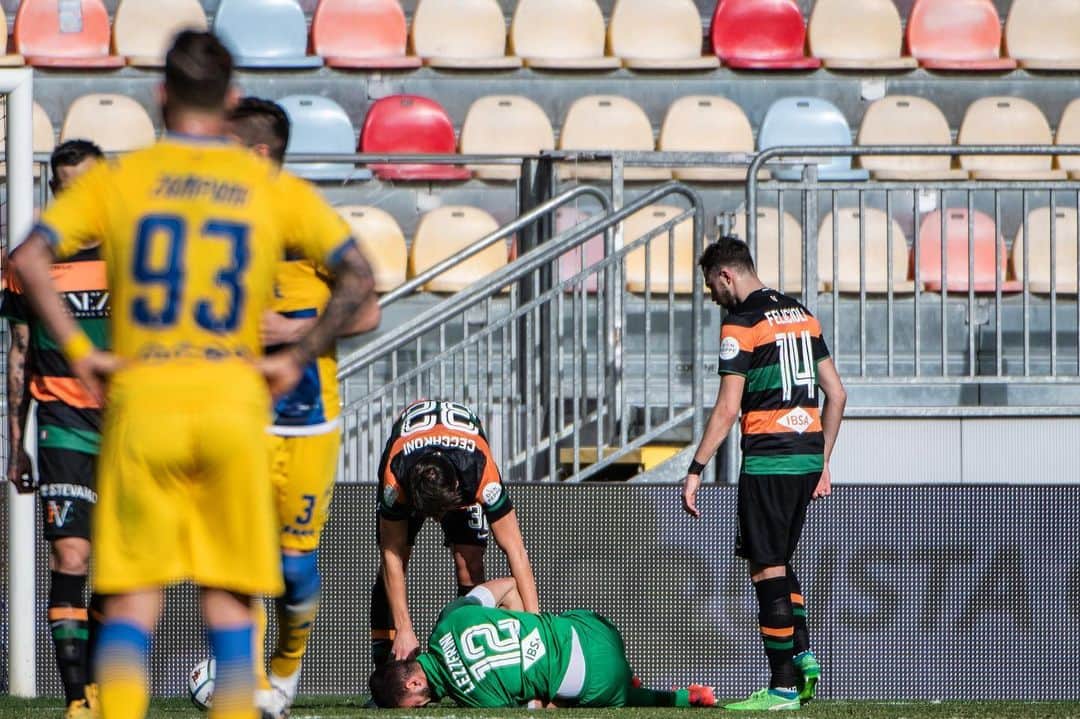 ルカ・レッツェリーニのインスタグラム：「Stamattina mi sono sottoposto agli esami strumentali che hanno evidenziato purtroppo la rottura del legamento crociato anteriore e del menisco laterale.   Da questa caduta mi rialzerò più forte di prima e lavorerò ogni giorno per tornare quanto prima a difendere la porta di questa meravigliosa squadra @veneziafc .」