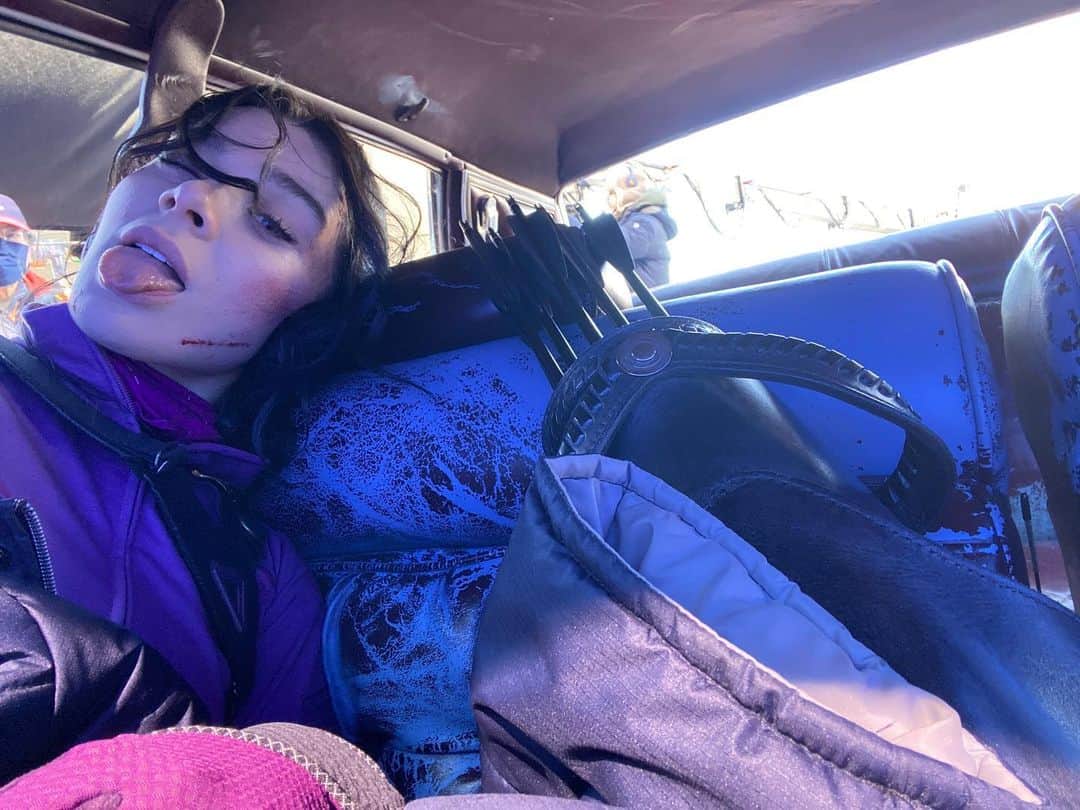 ヘイリー・スタインフェルドのインスタグラム：「work/life. 🏹 so grateful. i hope you all are safe and well 💜」