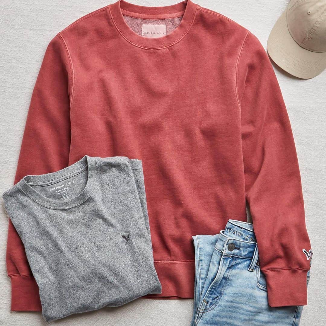 American Eagleのインスタグラム：「This #VDay look is ready for long-distance love ❤️ Tag the person you’re having a video chat date night with this week!」