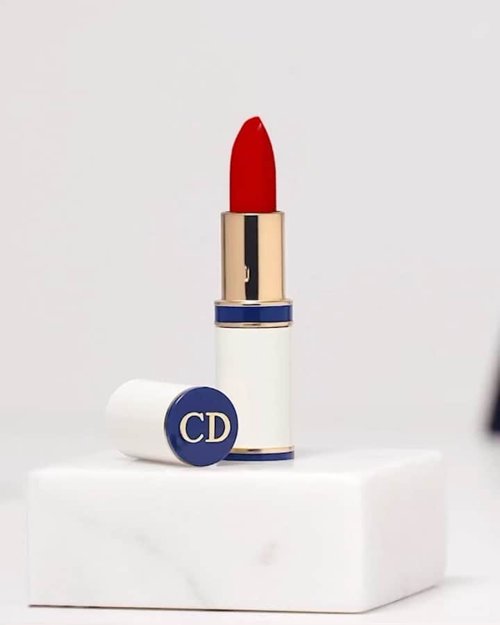 Dior Makeupのインスタグラム：「Sit back, relax and rediscover the iconic Rouge Dior lipstick story from the very beginning!   Chapter 2 - FREEDOM Dior women have worn red lips for decades, showing they are independent and feminine. They are strong and daring women with a self-assured femininity. • #diormakeup #rougedior #wewearrouge」
