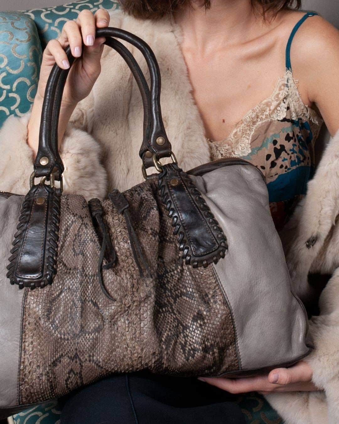カテリーナ ルッキのインスタグラム：「Definisci il tuo stile. Scopri i dettagli che fanno la differenza.  Scopri la collezione Caterina Lucchi Gold.  . . . #caterinalucchibag #bags #shop #bagsaddicted」