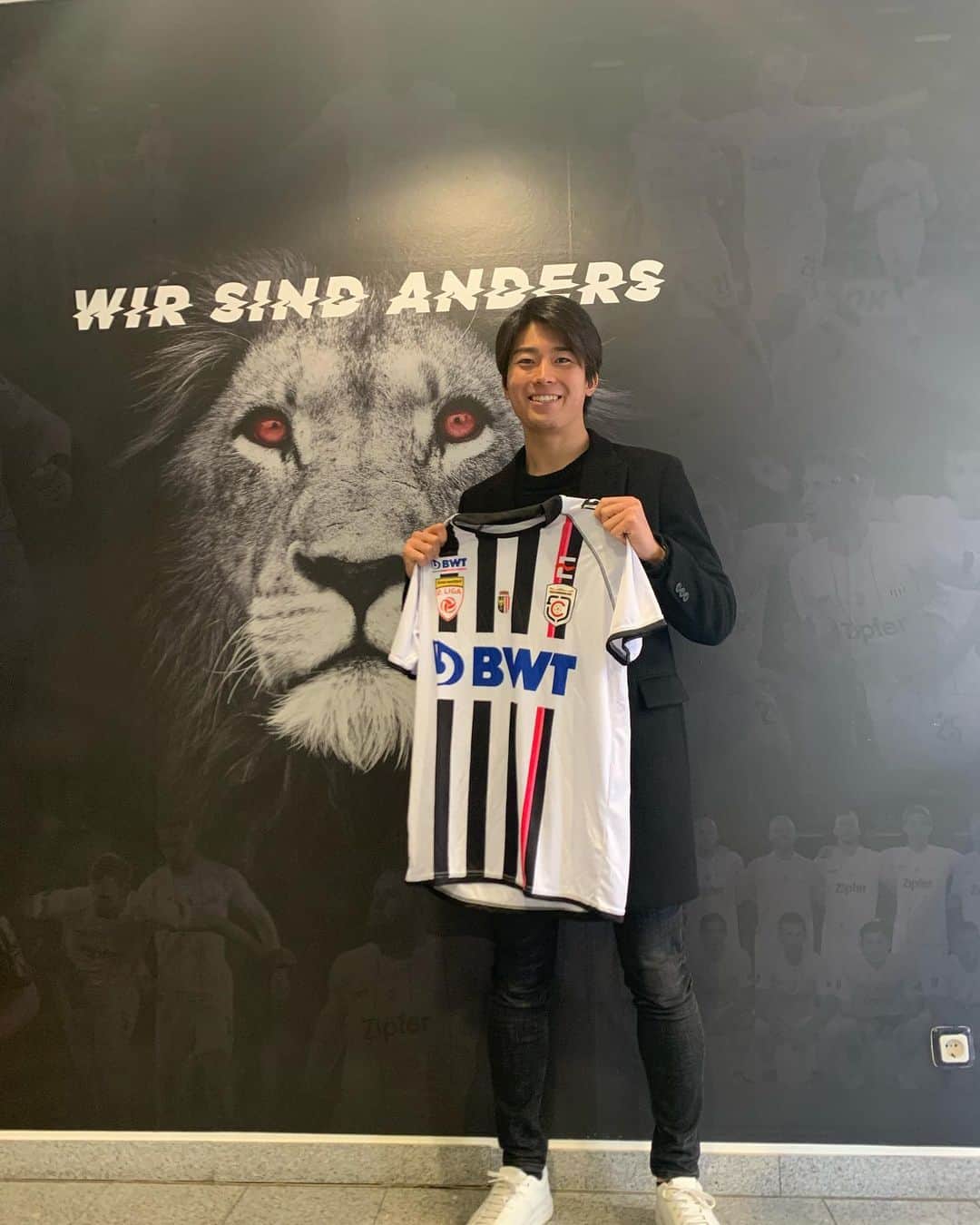のインスタグラム：「Very happy to sign for Juniors OO  and to progress my career ! I’m excited for the new challenge in Austria and I am looking forward to helping my team achieve their targets on the pitch !  FC  Juniors OO に移籍する事になりました。チームの為に日々全力で頑張ります‼️  #中村敬斗 #fcjunior #lasklinz  #wassermann」