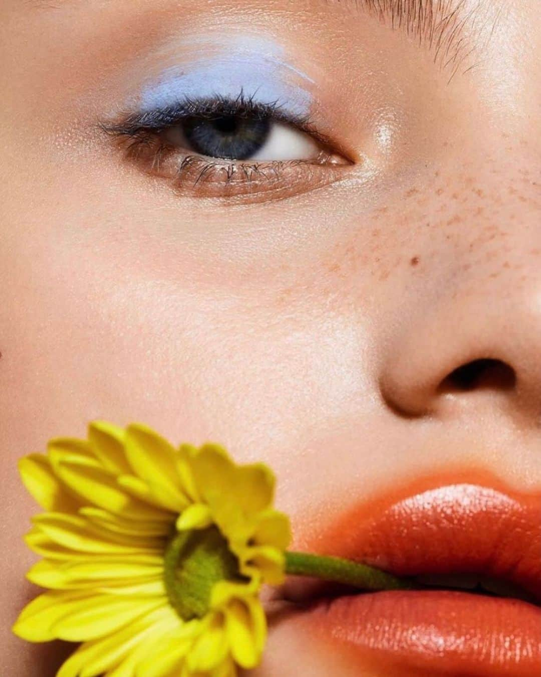 NINA PARKのインスタグラム：「Daisy 🌼  @cathywolf __________________________________________ #PHOTOGRAPHER @natascha.lindemann  #MAKEUP by Me @ninaparkbeaute for @ballsaal_artist_mgmt used #Products @sisleyparisofficial」