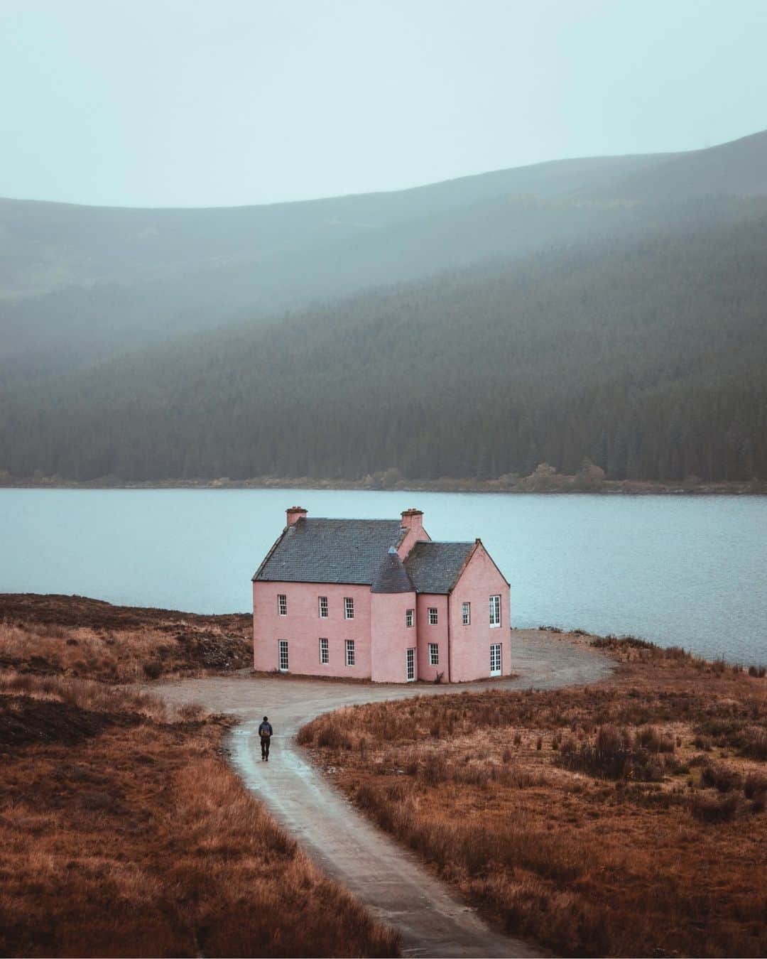 Canon UKさんのインスタグラム写真 - (Canon UKInstagram)「Captured in the Highlands of Scotland, this bright and contrasting house is one of our favourites. Which UK destinations would you recommend to other landscape shooters for when we can travel again?  📷 by @michaellazenby  Camera: EOS R Lens: RF 24-105mm F4L IS USM at 60mm Shutter Speed: 1/800, Aperture: f/4, ISO 250」2月9日 1時36分 - canonuk