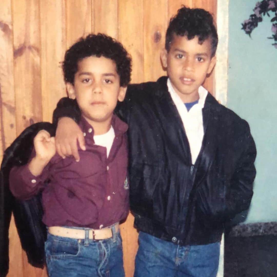 フェルナンド・ティッソーネのインスタグラム：「Hoy es el cumple de el.... mi hermano, mi mejor amigo, el padrino de mi hija, mi compañero de mil batallas... con el que basta una mirada para saber lo que sentimos. Te amo cachete y siempre estoy orgulloso de la clase de persona que sos. 🎂🎂🎂🎁🎁🎁🎁」