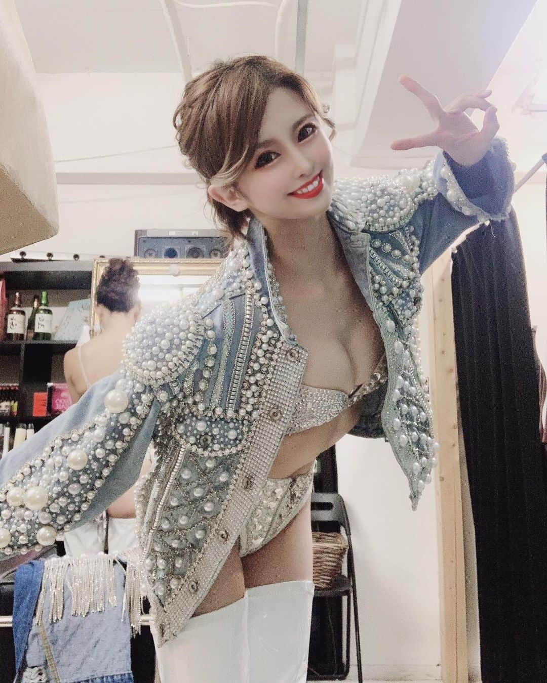 うららのインスタグラム：「今週もまた頑張るぞぉーっ💪❤ 火曜日は21:00~無観客LIVE配信なのでチェックしてね👯‍♂️🎶 ↓↓↓ @burlesque_osaka   水曜日は18:20~20:00までお店あいてます👼🏻💜 是非遊びに来て、生で楽しんでください🙇‍♀️💋  速報⚠️金曜日アフター配信でミモザさんとまたカラオケ配信やるよー🎤✨ こちらも公式でやるのでチェック宜しくお願いします❤  . . . #バーレスク大阪 #バーレス東京 #burlesque #北新地 #showpub #うらら #dancer #singer #キャバ嬢 #ホスト #モデル #cute #ポールダンス #アイドル #ギャル  #パリピ #gogodancer #脚フェチ #ビキニギャル #エロ可愛い #可愛い #小悪魔 #インスタ映え #ふぉろーみー #いいね #エンタメ #ショートヘア #新しい #衣装 #コロナに負けるな」