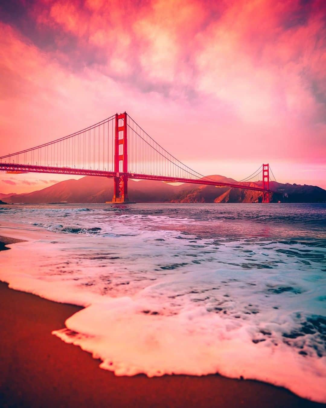 instagoodのインスタグラム：「@behdude Don't compare your life to others. There's no comparison between the sun and the moon, they shine when it's their time.」