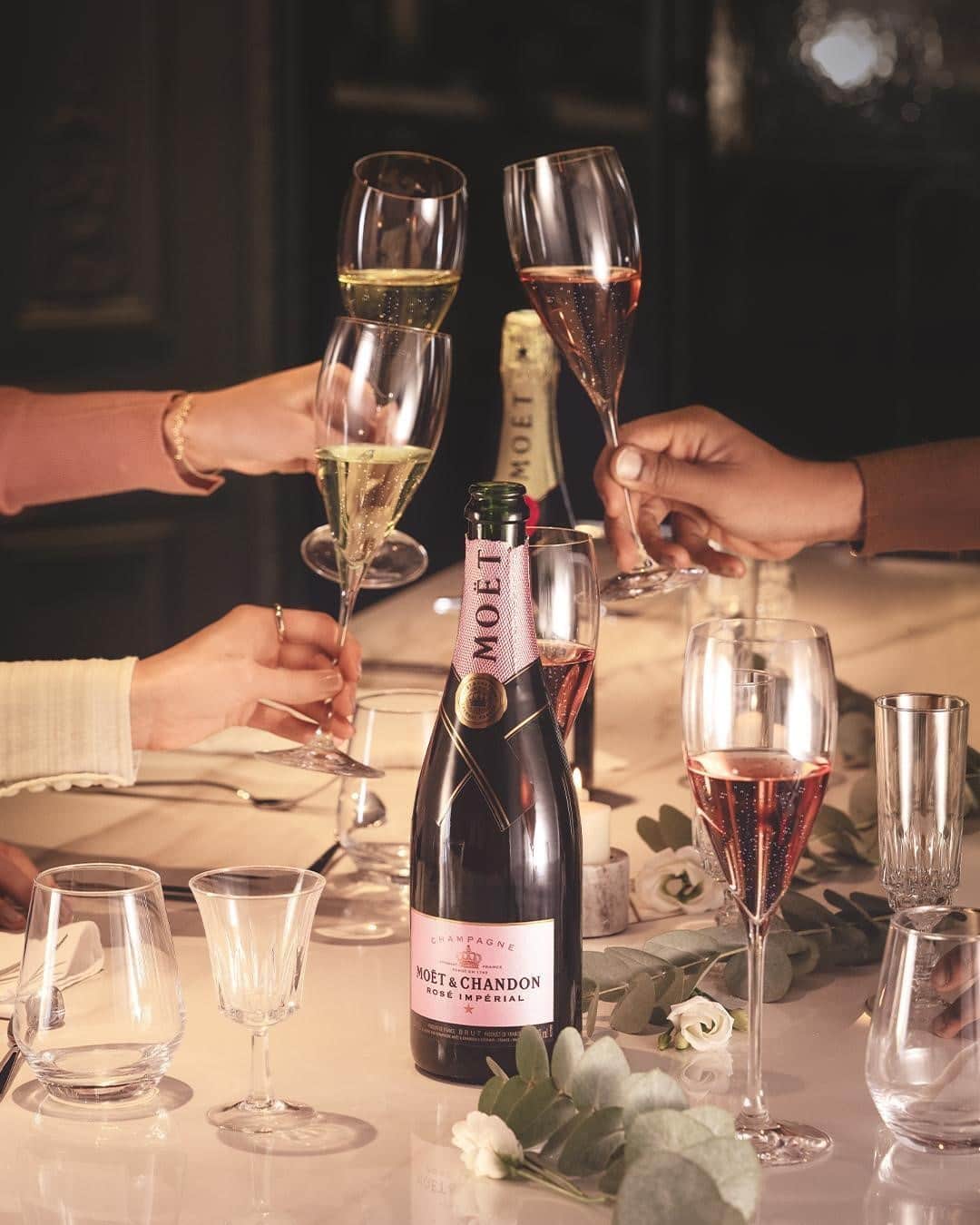 Moët & Chandon Officialさんのインスタグラム写真 - (Moët & Chandon OfficialInstagram)「MAKE EVERYTHING A CELEBRATION Share in the joy of your loved ones’ accomplishments, no matter how big or small, by offering a champagne toast.   #MoetChandon #RoseImperial #MoetImperial  This material is not intended to be viewed by persons under the legal alcohol drinking age or in countries with restrictions on advertising on alcoholic beverages. ENJOY MOËT RESPONSIBLY」2月9日 2時00分 - moetchandon
