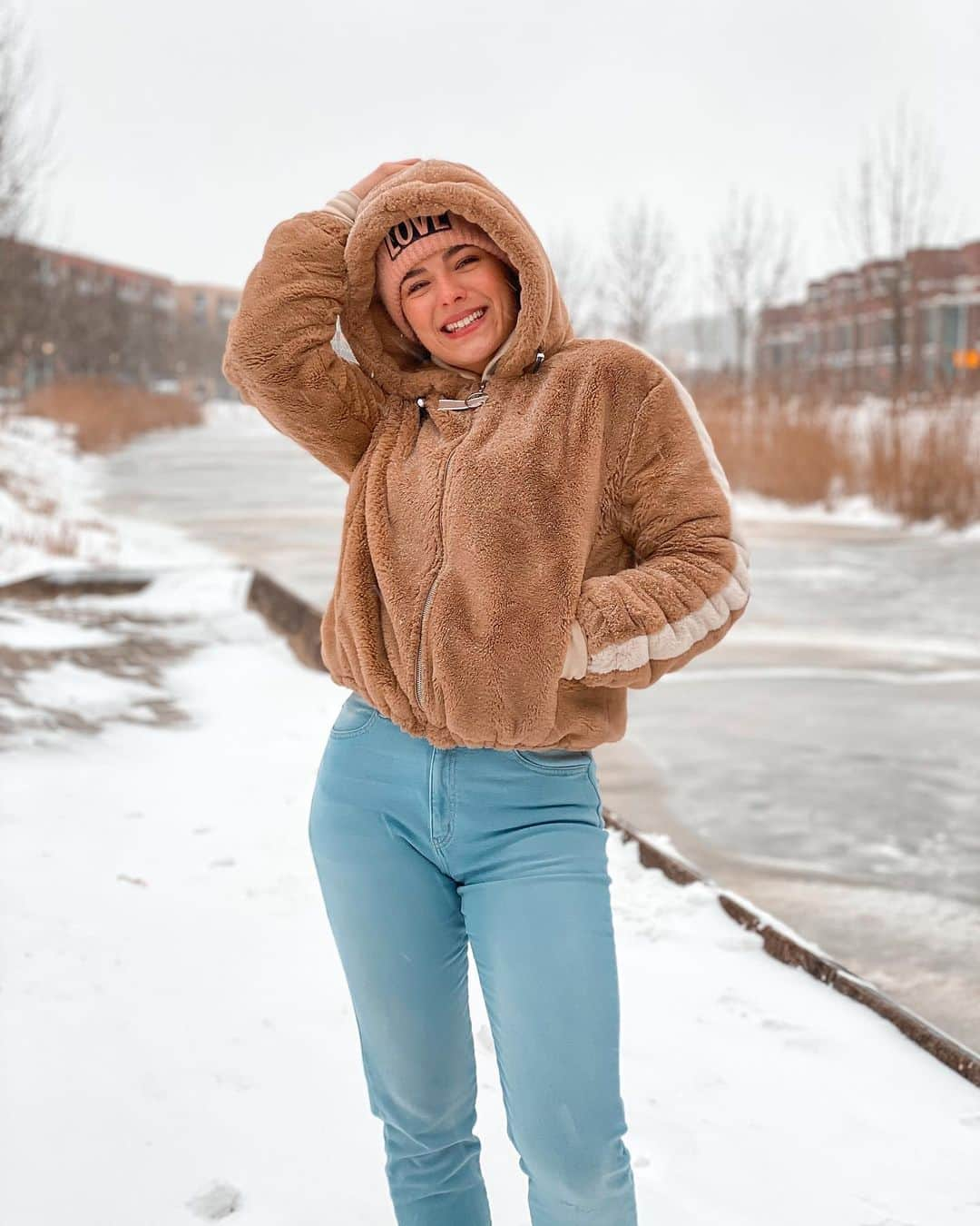 Dutchさんのインスタグラム写真 - (DutchInstagram)「When a Dutchie sees snow🥶😂 what temperature is it with you now? Here it’s -6 degrees / 21 Fahrenheit❄️  jeans are  @fitjeans  —— Okay so on another note, I had to stop with my 6k run a week bc of the snow. I do get my 10k steps in everyday. Do any of you still run now? 🥶 the roads here are crazy and the Netherlands is basically shutting down lol. We ain’t never prepared for this😂 but having the most fun with it though😍!」2月9日 1時56分 - nochtlii