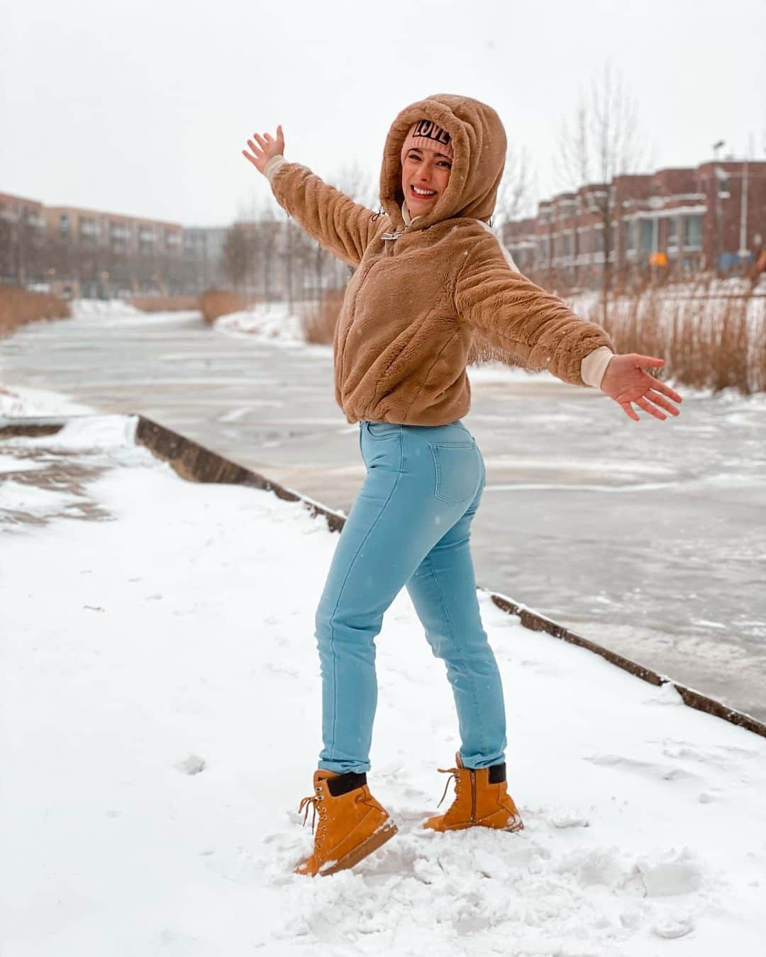 Dutchさんのインスタグラム写真 - (DutchInstagram)「When a Dutchie sees snow🥶😂 what temperature is it with you now? Here it’s -6 degrees / 21 Fahrenheit❄️  jeans are  @fitjeans  —— Okay so on another note, I had to stop with my 6k run a week bc of the snow. I do get my 10k steps in everyday. Do any of you still run now? 🥶 the roads here are crazy and the Netherlands is basically shutting down lol. We ain’t never prepared for this😂 but having the most fun with it though😍!」2月9日 1時56分 - nochtlii