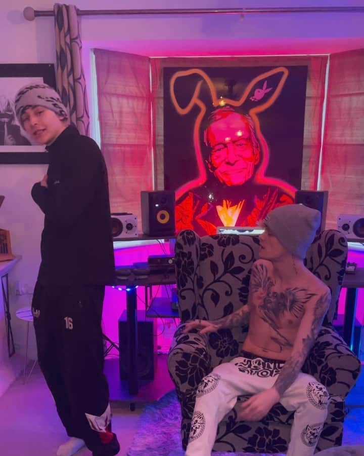 Bars and Melodyのインスタグラム：「15K comments and this is the next single」