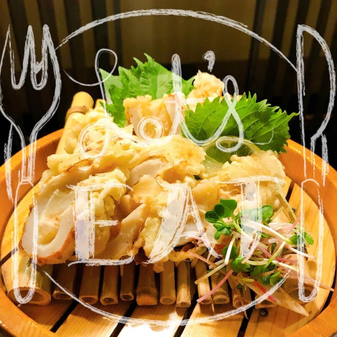うまかもん九州料理 九州魂天王寺店のインスタグラム：「まいど九州魂（くすだま）天王寺店です！  写真の料理なんですが、竹輪の中にポテトサラダを入れて、更に天ぷらにしたもので、これをレタスなど生野菜にのっけると竹輪サラダという九州のご当地料理になります。  九州魂の前のメニューにあったんですが復活させてみました！  久しぶりに天ぷらにしたものだけ食べたんですが、とんかつソースと辛子が意外に合いました！  竹輪サラダのドレッシングに関しては好みが分かれるようで、色々と試してみたいと思います！  #阿倍野居酒屋 #阿倍野グルメ #天王寺グルメ #天王寺居酒屋 #B級グルメ #九州居酒屋 #博多もつ鍋 #九州魂天王寺店 #ちくわサラダ」