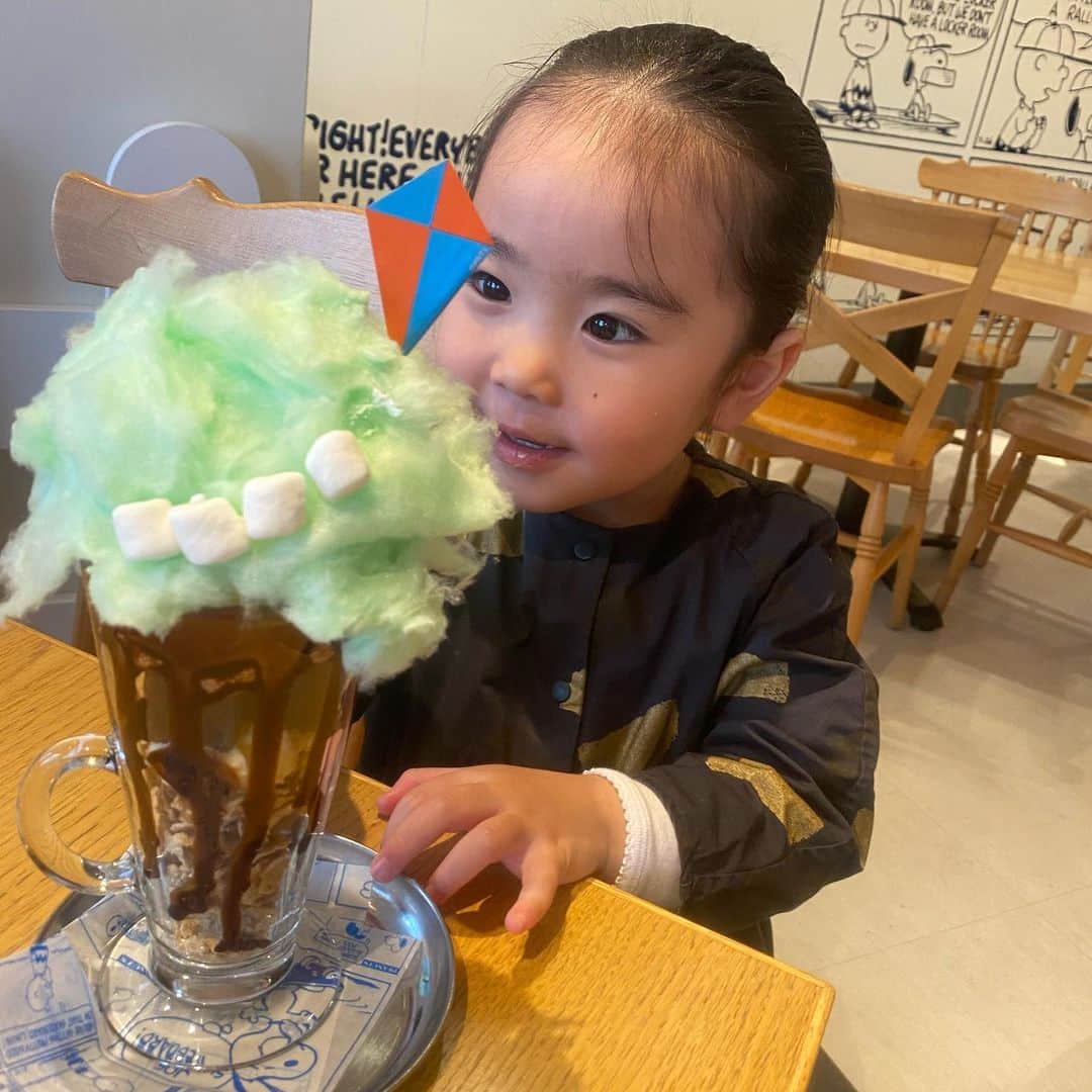 酒井景都さんのインスタグラム写真 - (酒井景都Instagram)「大好きなSNOOPYのいるピーナッツダイナーに行ったときの。🤍💚🎪🍟ここ、コンセプトカフェなのにご飯美味しいんだよね。ポテトもカリっカリだしパスタも美味しくて、きこたまも喜ぶしドリンクバーにはタピオカまであるし親子に最高でした。  #今日のきこたま #3歳8ヶ月　このときは何ヶ月だったか不明。 #子供とお出かけ部」2月9日 1時56分 - katiiesakai