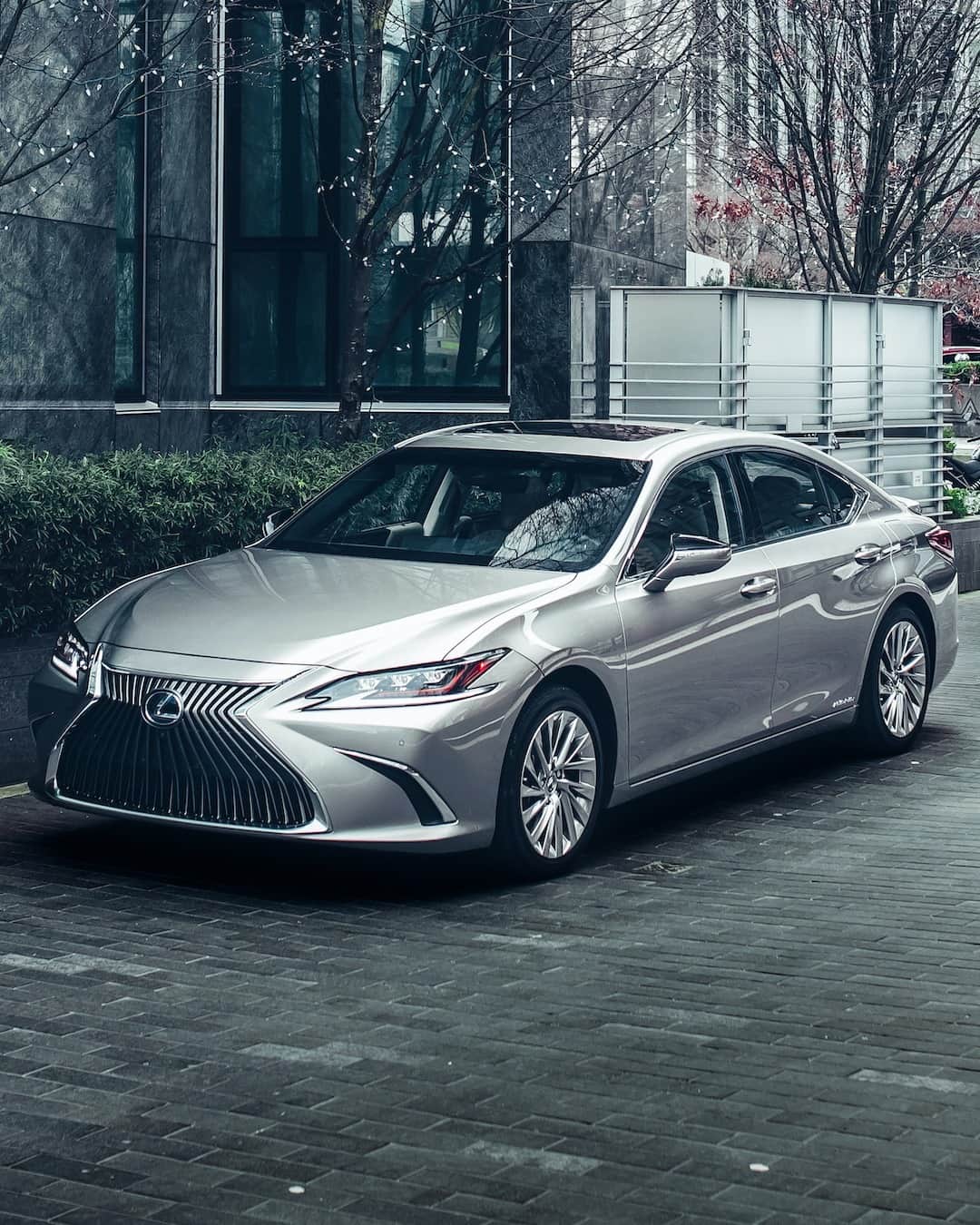 のインスタグラム：「Sleek, elegant lines. #LexusES  #Design #CarDesign #Automotive #Lexus #LuxuryTravel #Carsofinstagram」