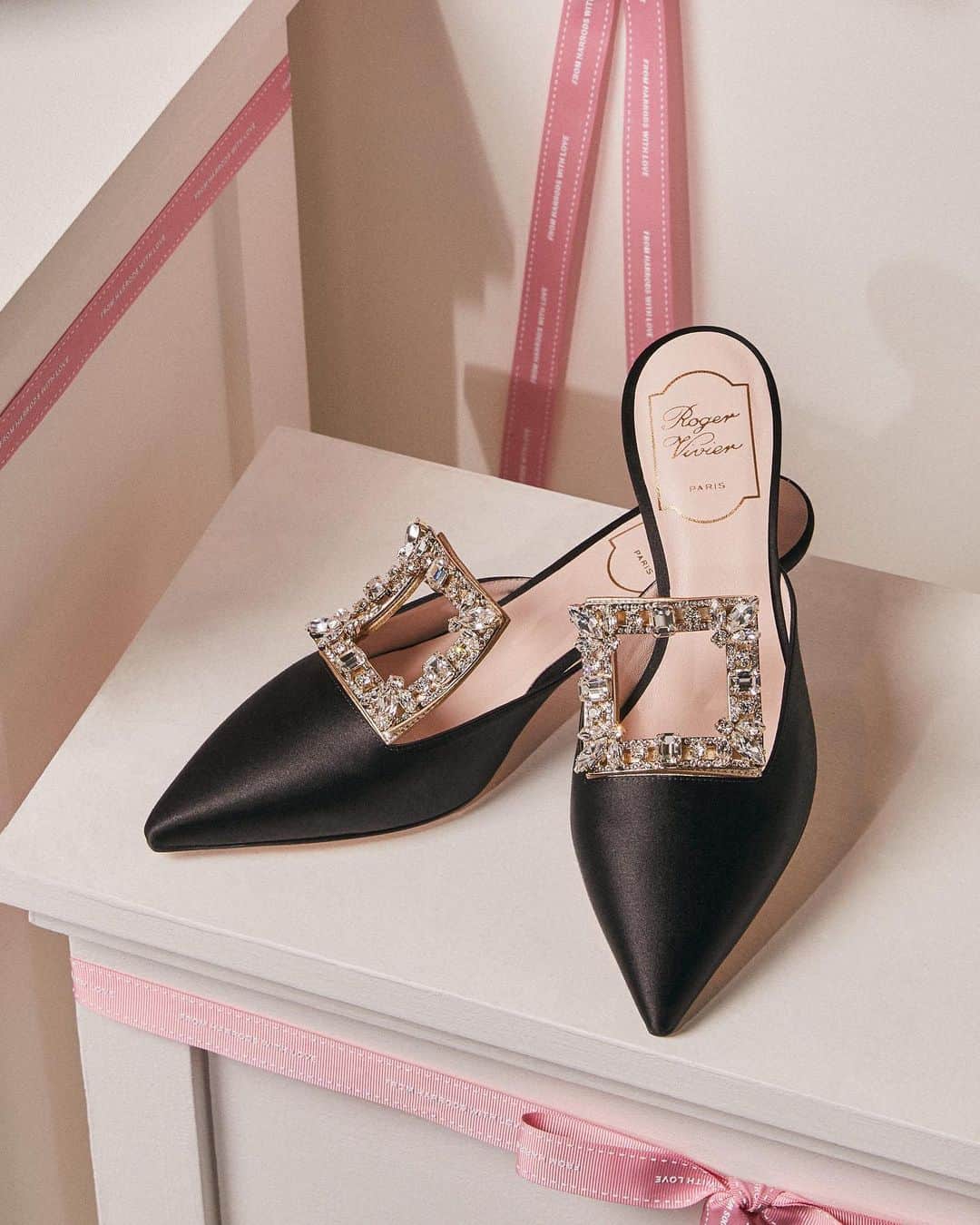 Harrodsのインスタグラム：「Find yourself someone who looks at you the way we look at these @RogerVivier heels.   #Harrods #HarrodsFashion  Our stores are closed but you can still discover the #WorldOfHarrods through Personal Shopping and online at harrods.com.」