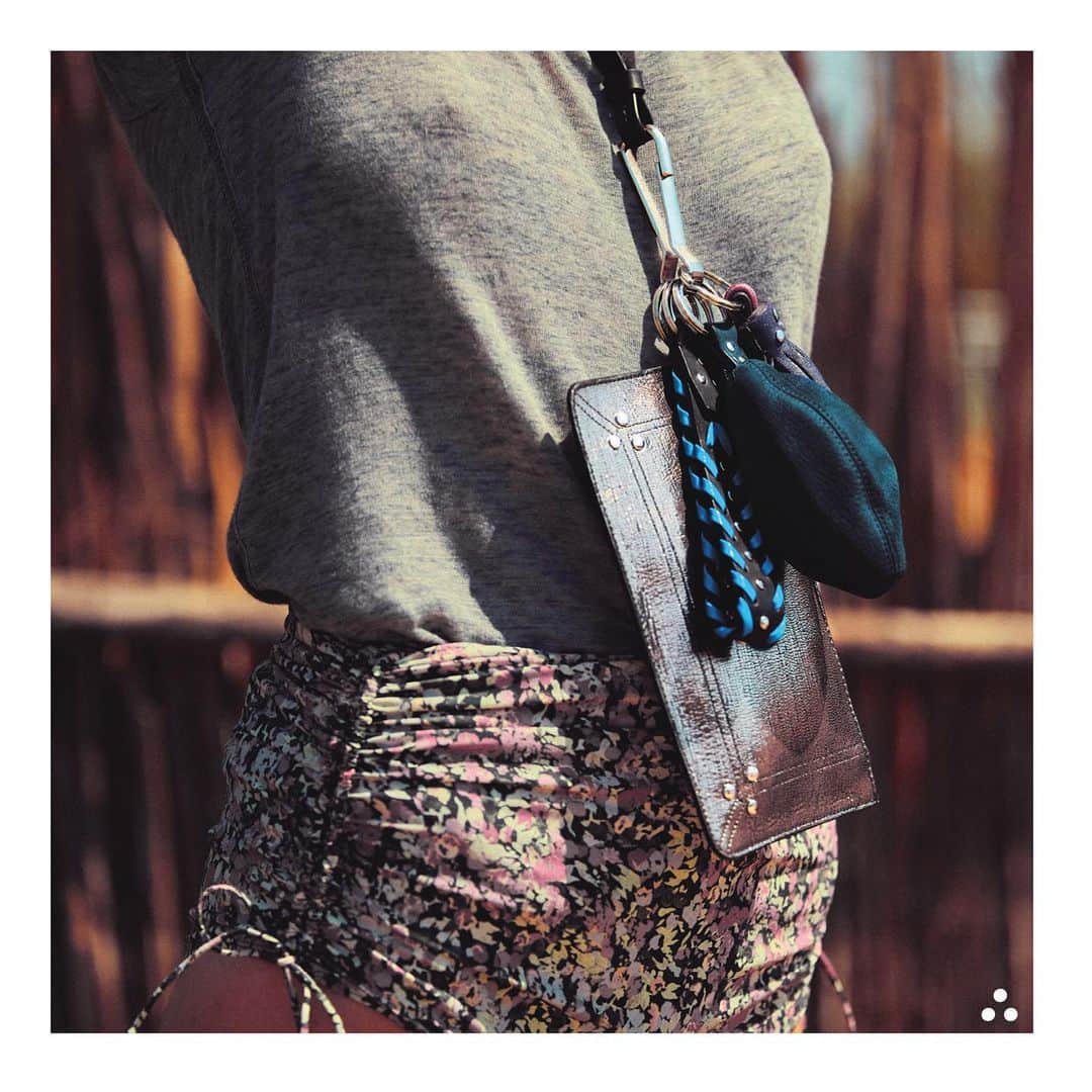 ジェロームドレイフュスのインスタグラム：「For the girl on the go, #Jitoumi is a must-have #jeromedreyfuss . . Art Direction & Photo @germainchauveau Style @claire_dhelens #jeromedreyfussjitoumi #rootsdeluxe #ss21」