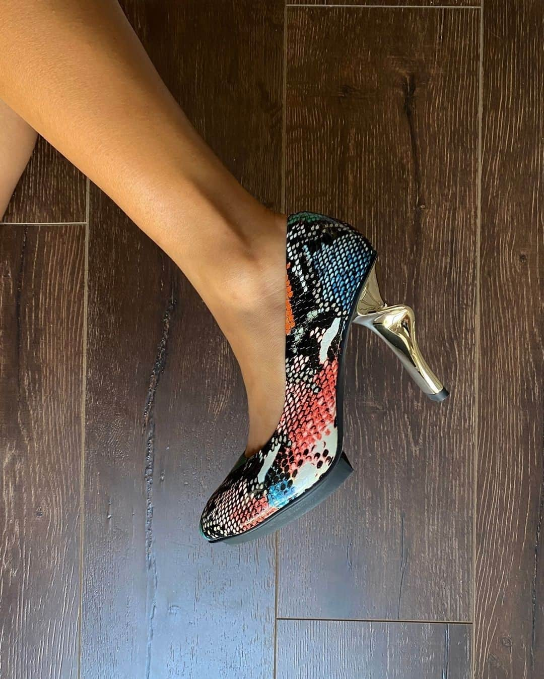 ユナイテッドヌードさんのインスタグラム写真 - (ユナイテッドヌードInstagram)「TWIRL PUMP //// An architectural heel on an AW20 exclusive colorway, RUBY //// #AW20⁠ .⁠ .⁠ .⁠ #unitednude #fashion #architecture #killerheels #hautecouture #autumnwinter #design #heels #footwear #footweardesign #fashionfootwear #2020 #style #thefuture #futuristic #shoegame #streetstyle #lookoftheday #instafashion #instastyle #solecollector #minimalmovement #streetlook」2月9日 2時02分 - unitednude