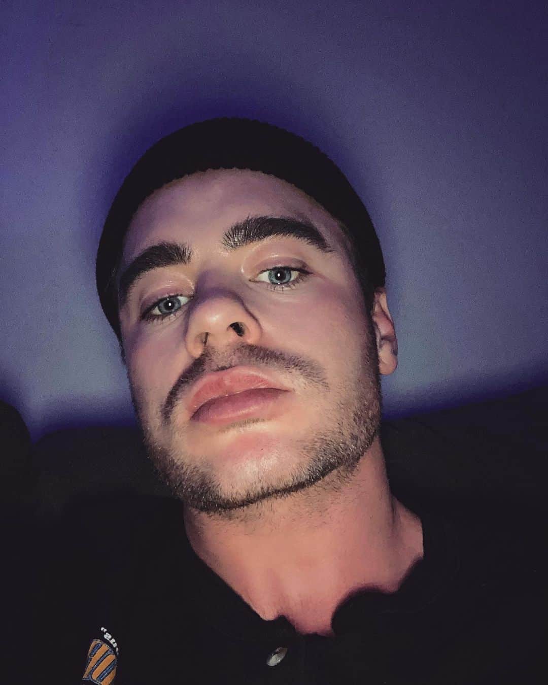 レオン・エルスのインスタグラム：「...And if you’re ever feeling lonely, just look at the moon. Someone, somewhere, is looking at it too...」
