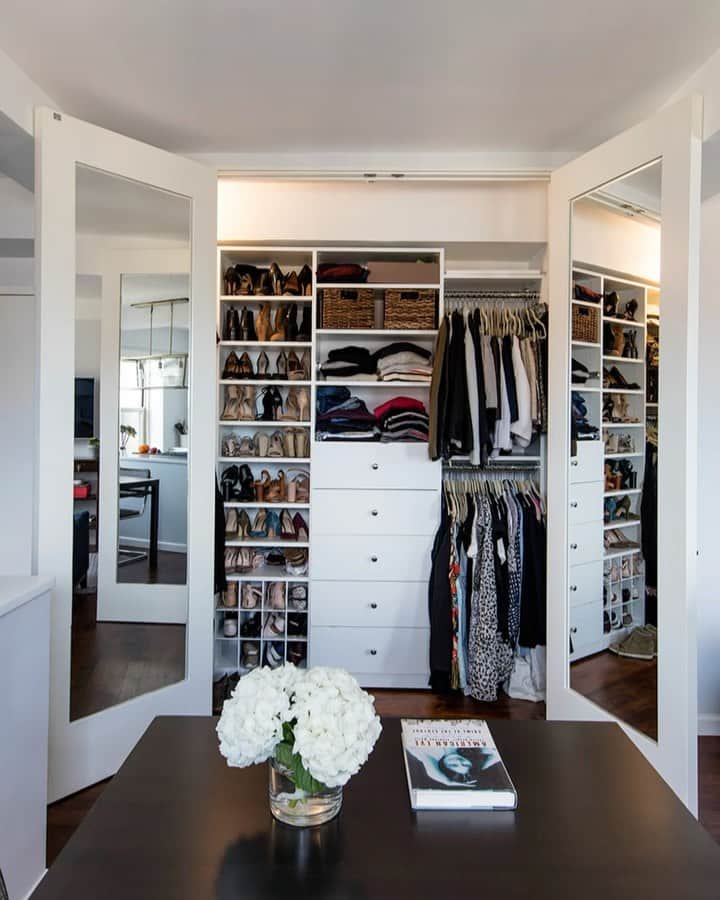 Sweeten Homeのインスタグラム：「Who says you can’t have a big closet in a small space? Lauren’s 550-square-foot studio gets a makeover with an updated bathroom, kitchen, flooring and new storage solutions—including an 8 ft custom closet that fits all of her shoes!」