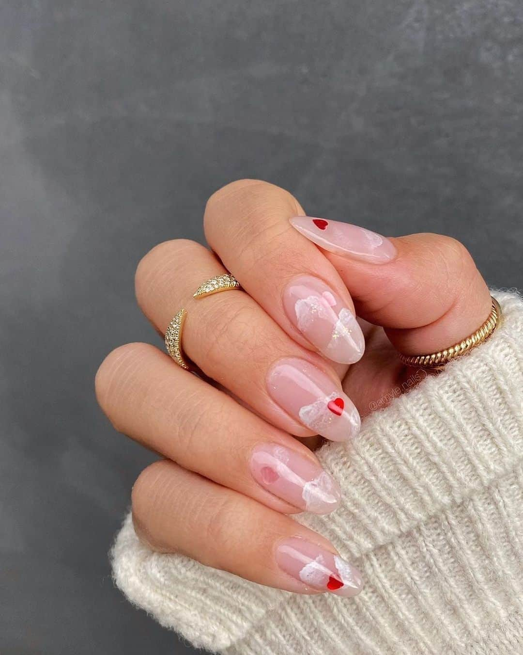 ELLE Magazineさんのインスタグラム写真 - (ELLE MagazineInstagram)「Love is in the air—and on your nails.❣️💅 Click the link in bio for 45 easy #ValentinesDay nail art designs to swoon over. #regram @amyle.nails」2月9日 2時03分 - elleusa