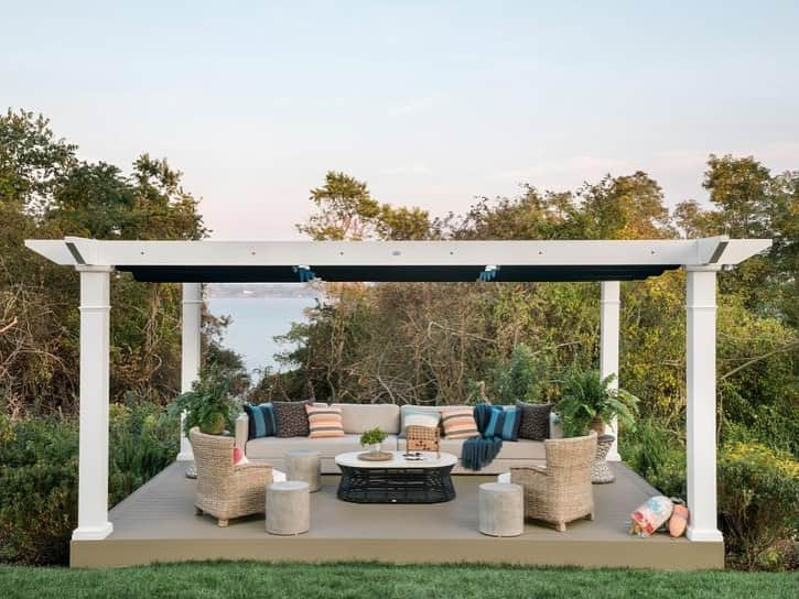 HGTVさんのインスタグラム写真 - (HGTVInstagram)「That's what we call outdoor living! 😍 HGTV Dream Home 2021 boasts bountiful outdoor living space—from the rooftop deck to the pergola, from the outdoor kitchen to the fire pit. 🔥 ⁠⁠ ⁠⁠ Designer @bpatrickflynn made sure there was something *fore* everyone at this year's #HGTVDreamHome ⛳️ Which outdoor space would you be hanging out in the most? ⁠⁠ ⁠⁠ HGTV Dream Home 2021 sweepstakes ends 𝒏𝒆𝒙𝒕 𝒘𝒆𝒆𝒌 on 2/17. 😱 Enter for your chance to win this colorful Americana retreat in Newport, Rhode Island at the link in our profile or by visiting HGTV.com/dream 🔝⁠⁠ ⁠⁠ 📸 @rusticwhiteinteriors⁠⁠ ⁠⁠ NO PURCHASE NECESSARY. Ends 2/17. To enter and for more details, click on the link in our profile or visit HGTV.com/Dream 🏡 💭」2月9日 2時04分 - hgtv