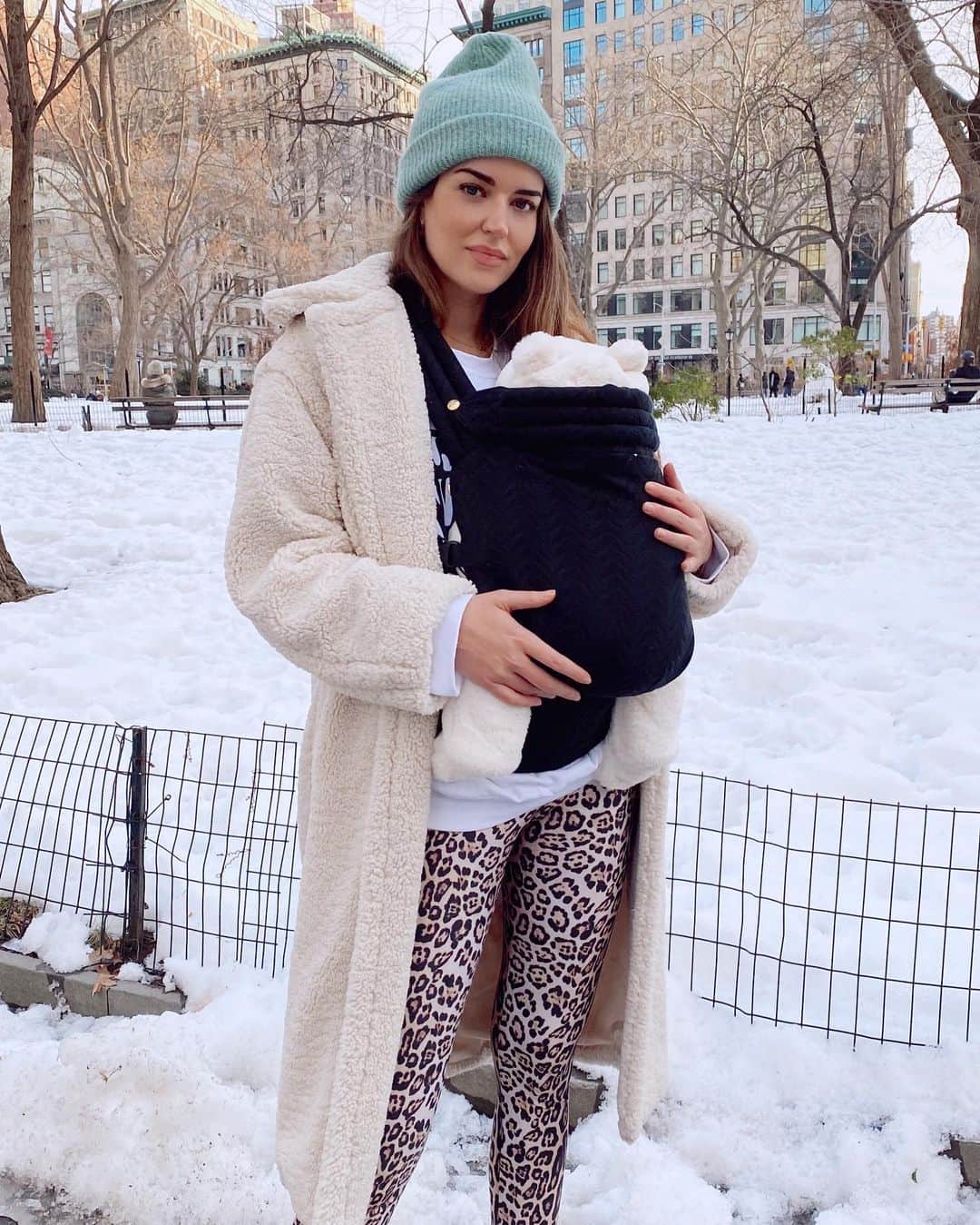 クララ・アロンソのインスタグラム：「40 more days of winter but who is counting 🙈 #revolvewinter」