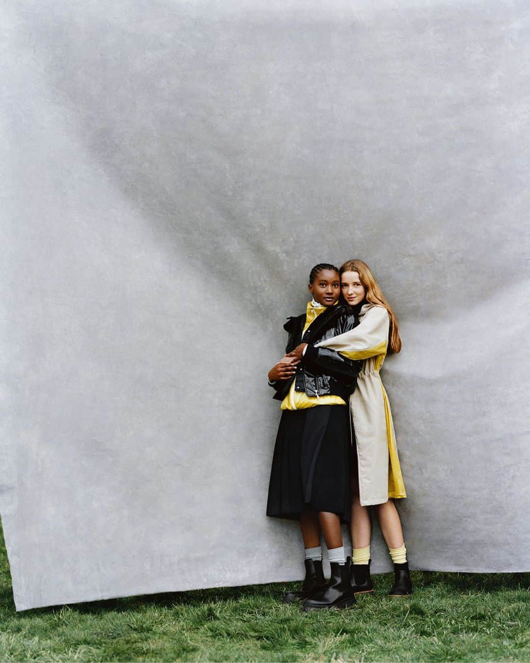 モンクレールのインスタグラム：「Screen shot.   Renowned for both the elegance of his compositions and his light touch, UK-based photographer @OliverHadleePearch focuses his latest #MonclerVoices series on those still points in our fast-turning world — moments of present-ness that strengthen us as we look ahead to spring, and renewal.」