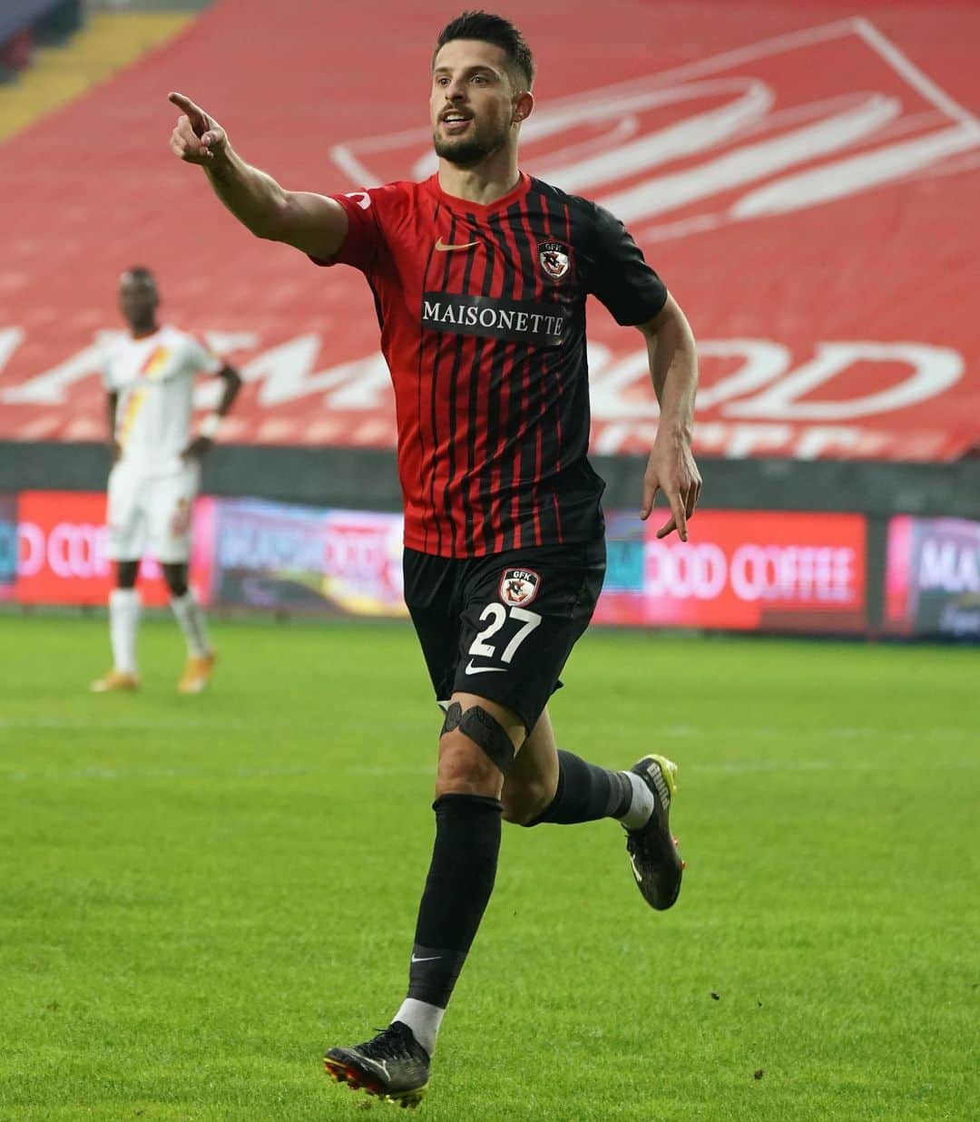 ケヴィン・ミララスのインスタグラム：「🔴⚫️💪🏼+3」