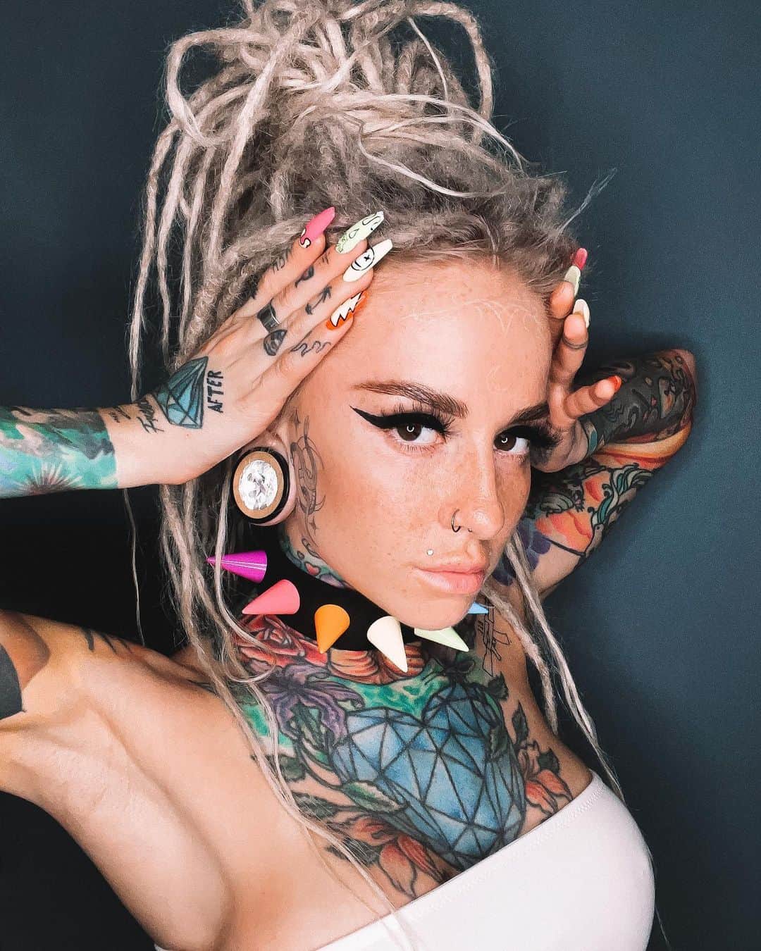 Bantik Boyのインスタグラム：「Gangsta 💥 Чокер: @snegga_vinni / @fishuniform  Дреды: @branded_dreads  Брови: @daria_muah  #bantikboy」