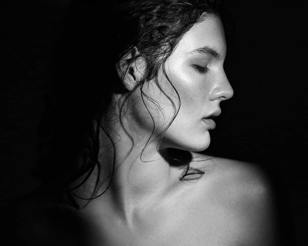 ナルシソロドリゲスさんのインスタグラム写真 - (ナルシソロドリゲスInstagram)「for her MUSC NOIR: the boldly sensual and mysterious new fragrance from Narciso Rodriguez.  Discover for her MUSC NOIR via link in bio.  Photography by @InezandVinoodh featuring @Y0laa.  #forher #MUSCNOIR #mysecretmusc #narcisorodriguezparfums #parfum #fragrance」2月9日 2時14分 - narciso_rodriguez