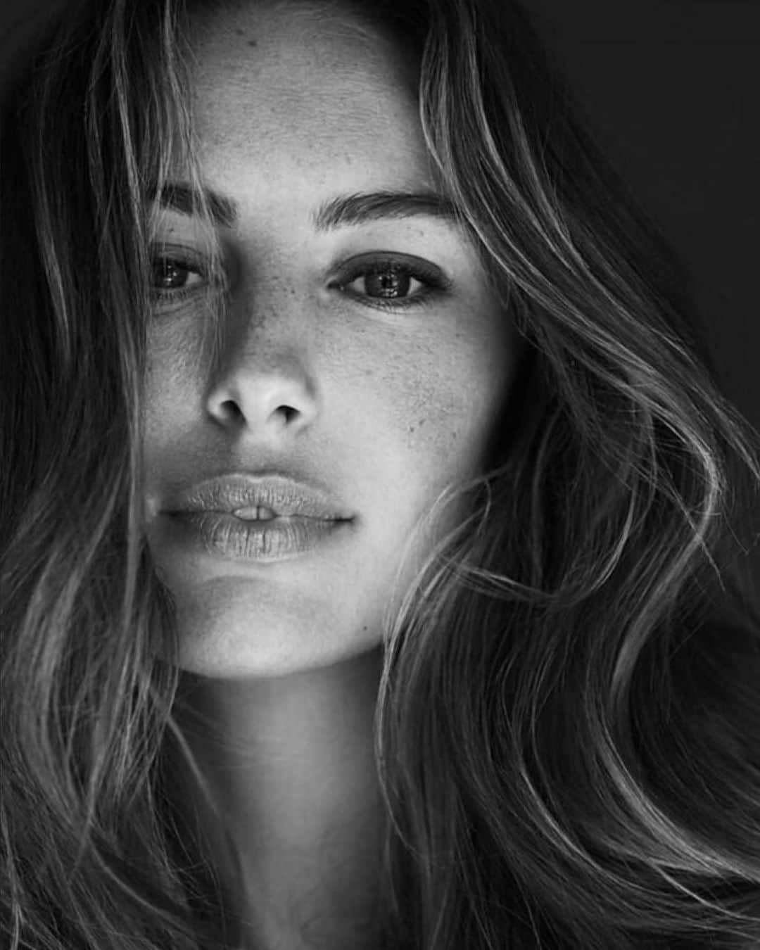 Mathilde Goehlerのインスタグラム：「I miss freckles and sun 😭」