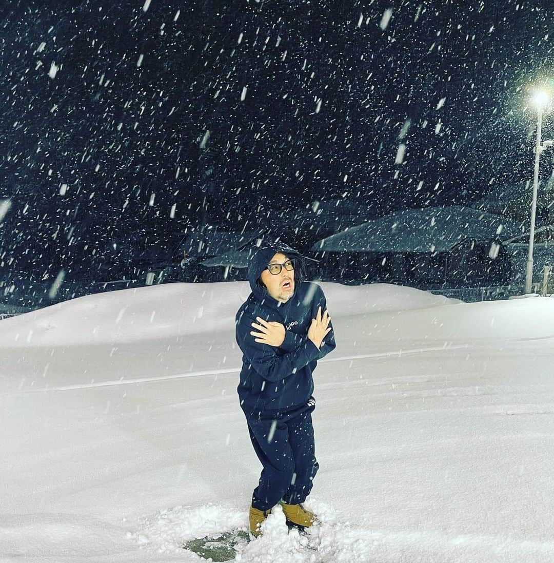 マッコイ斉藤さんのインスタグラム写真 - (マッコイ斉藤Instagram)「父さんパーカー１枚で雪国に来てしまったわけで！本気で固まってしまうと思われ、」2月9日 2時19分 - maccoi_saito