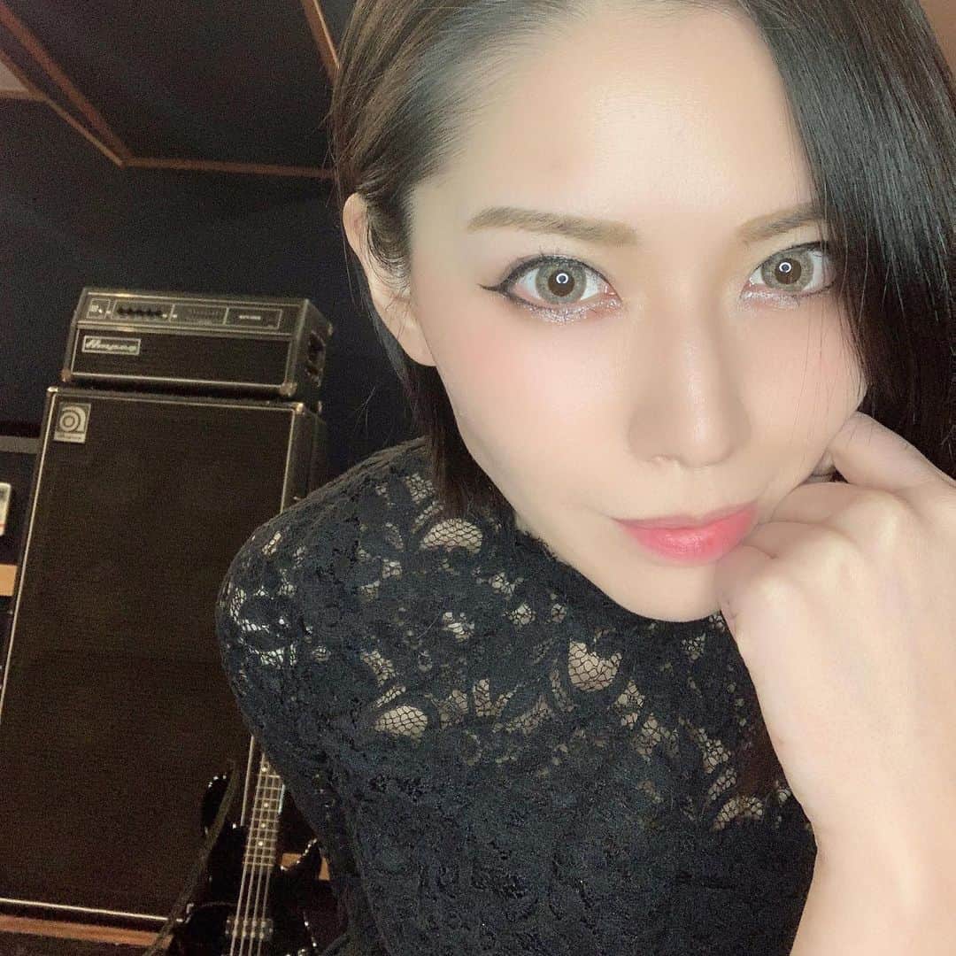 のインスタグラム：「お昼はトレーニングしたりゴルフの練習をしたりして、お風呂に入ったら一旦夕方頃昼寝をしてまた深夜に動き出すという意味のわからないサイクルになりつつある。 一人で車を走らせて(まだ昨年末から相棒になった車に慣れていない)、スタジオを借りて個人練習に入ったり。 今日はリングライトも持ち込んだので休憩中は自撮りを研究、リングライトの光が瞳の中を漫画みたいにしてくれる！ #深夜のぼやき #個人練習 #ドライブ #ベース #家で弾けるけど #ヘッドホン越しに #アンプで鳴らした様な音にも出来るけど #ちゃんとキャビ鳴らしたくなる #時もあるよね」