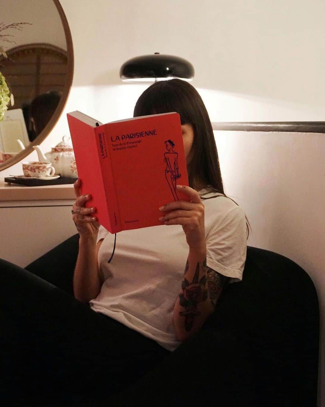 イネスドゥラフレサンジュのインスタグラム：「Quelle est votre lecture du jour ? 📖💕 What are you reading today?  📷 @cheveucheveux  #inesdelafressangeparis #inesdelafressange」