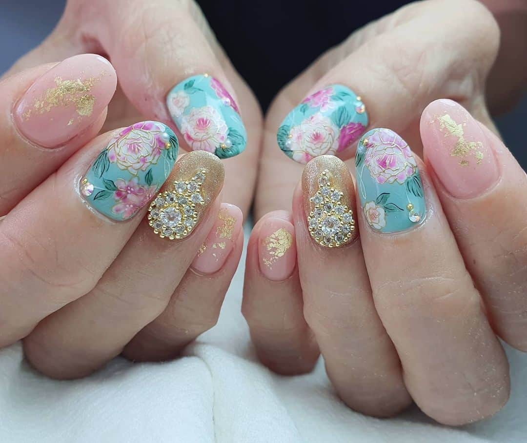 Yingのインスタグラム：「I used PREGEL ##873, Tulle Grege and PREMDOLL Sugar Bronze for the base, PREMDOLL #634, 633, 630 and 639 for the flowers, Liquid Metal Gold for the outlines, and PREGEL Art Liner in White, Black, and Green.  Items can be purchased at @nailwonderlandsg 🤗 . . . 🛒 www.nailwonderland.com⁣⁣ 📍20A Penhas Road, Singapore 208184⁣⁣ (5 minutes walk from Lavender MRT)⁣⁣ .  I am currently only able to take bookings from my existing pool of customers. If I have slots available for new customers, I will post them on my IG stories. Thank you to everyone who likes my work 🙏 if you need your nails done, please consider booking other artists at @thenailartelier instead ❤  #ネイルデザイン  #ネイルアート #ネイル #ジェルネイル #nailart #네일아트 #pregel #プリジェル #nails #gelnails #sgnails」