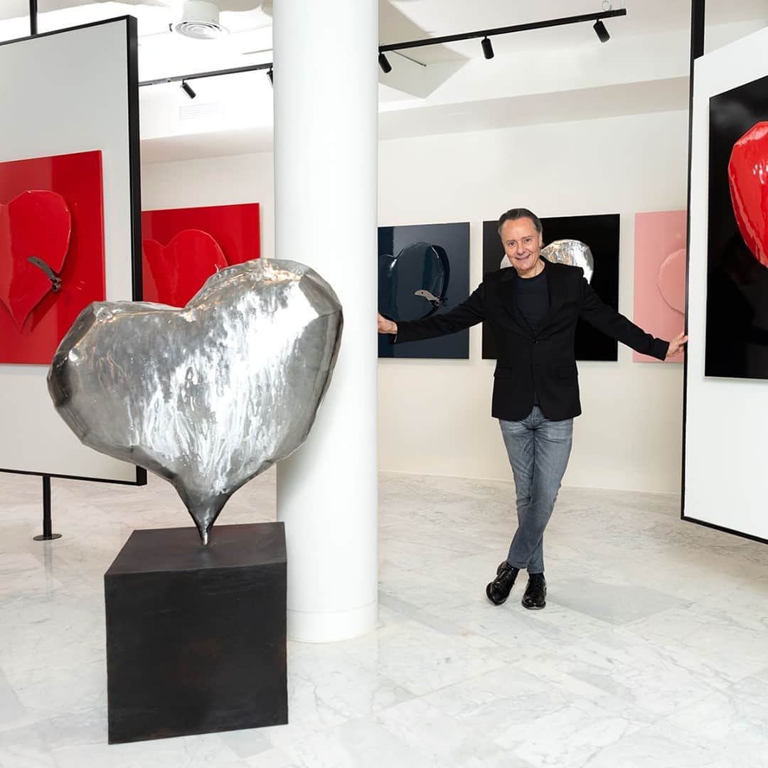 のインスタグラム：「José Azulay, Director Creativo y Presidente de UNOde50 (@joose_azulayunode50) presenta por primera vez su obra escultórica en pleno centro de Madrid. Os presentamos nuestra primera  Boutique Galería de Arte. Descubre más en https://www.unode50.com/es/landing-gran-via #UNOde50ArteyJoyas  José Azulay, Creative Director and President of UNOde50 (@joose_azulayunode50) presents for the first time his sculptural work in our new Flagship Store & Art Gallery in the heart of Madrid. #UNOde50ArtandJewelry」