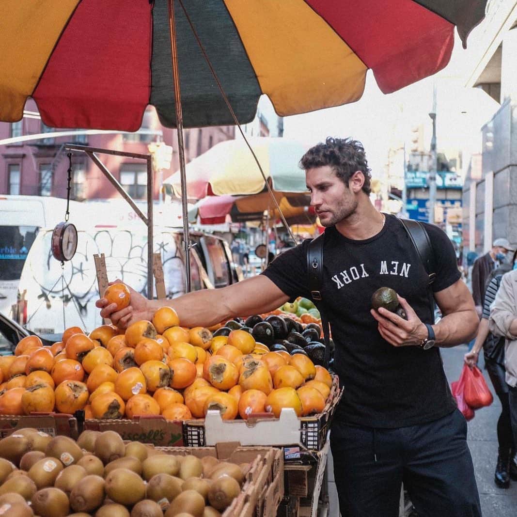フランコ・ノリエガのインスタグラム：「THINK COLOR! When you go to buy fruits and veggies! The more variety, the more nutrients! 🙌🏽」