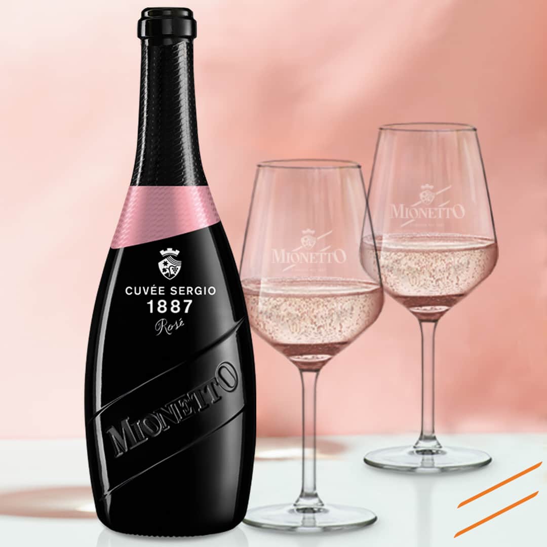 Mionetto Proseccoのインスタグラム：「Bollicine rosè: aroma fresco e fruttato, perlage fine e persistente con ricordi di lampone 🌸⁣ Acquista Cuvée Sergio 1887 Rosé - Luxury Collection - sul nuovo e-shop Mionetto e ricevila direttamente a casa 👉Link in Bio 🍾⁣ #mionettoprosecco #mionettoinsieme⁣ ⁣ Bevi Mionetto responsabilmente」