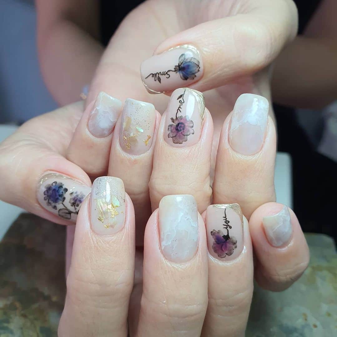 Yingのインスタグラム：「I used PREGEL Tulle Grege as the base and PREGEL White, Base White, Smoky Purple and Pale Marron for the super subtle and soft marble. The spotlight is on TSUMEKIRA @saki_chiba1028 Field of Flowers - super gorgeous floral stickers!  Items can be purchased at @nailwonderlandsg 🤗 . . . 🛒 www.nailwonderland.com⁣⁣ 📍20A Penhas Road, Singapore 208184⁣⁣ (5 minutes walk from Lavender MRT)⁣⁣ .  I am currently only able to take bookings from my existing pool of customers. If I have slots available for new customers, I will post them on my IG stories. Thank you to everyone who likes my work 🙏 if you need your nails done, please consider booking other artists at @thenailartelier instead ❤  #ネイルデザイン  #ネイルアート #ネイル #ジェルネイル #nailart #네일아트 #pregel #プリジェル #nails #gelnails #sgnails」