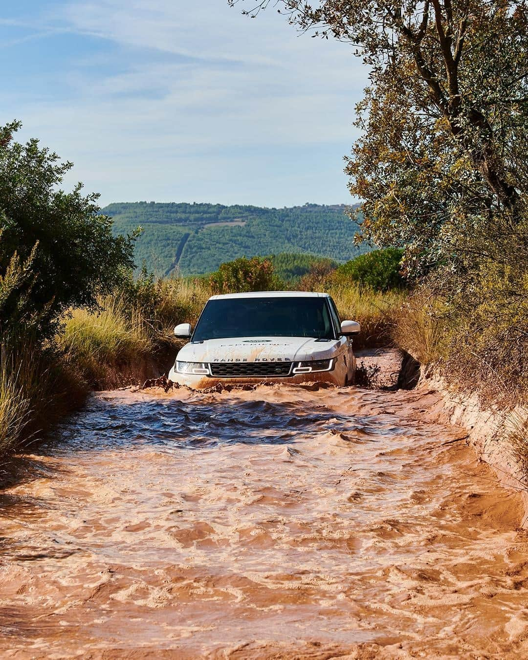 Land Roverさんのインスタグラム写真 - (Land RoverInstagram)「Our kind of river cruise. Wade, climb, crawl and master many more off-road driving techniques at a #LandRoverExperience Centre near you. Book now, visit later via the link in our bio.  #RangeRoverSport #RangeRover #Cruise #OffRoad #Mud #Mudding  #Wading #LandRover」2月9日 2時30分 - landrover